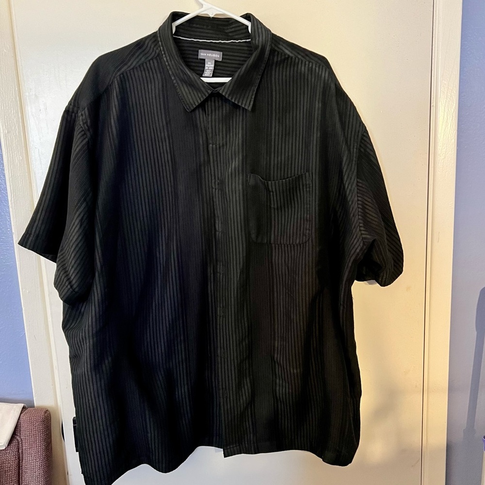 Black and gray striped Van Heusen men’s 3x button down shirt sleeve shirt